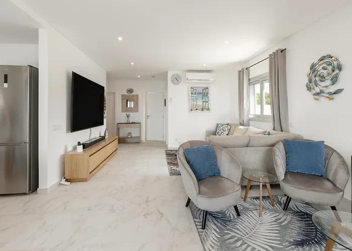 Oceanview Dreamer's Delight Apartment